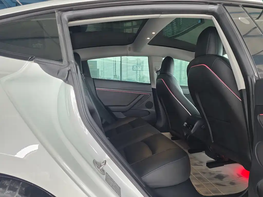 Tesla Model 3 — миниатюра 9