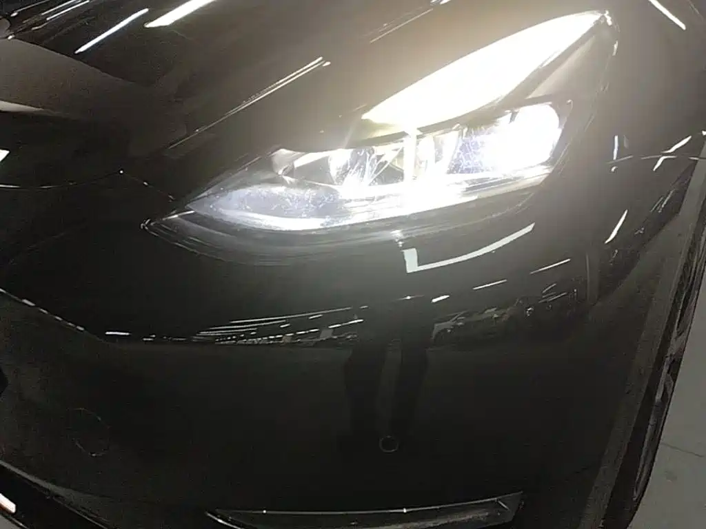 Tesla Model Y — миниатюра 24