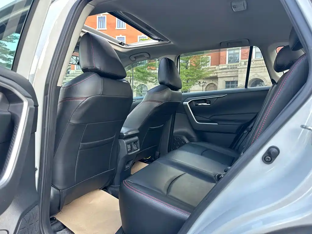 Toyota RAV4 — миниатюра 9