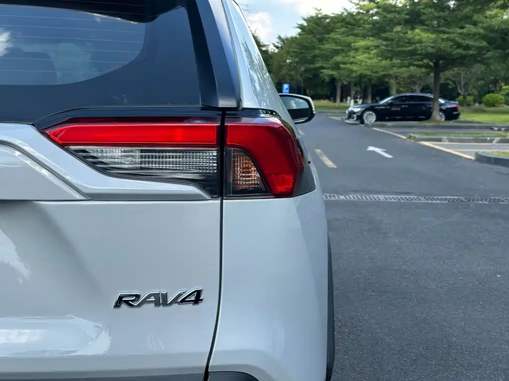 Toyota RAV4 — миниатюра 15