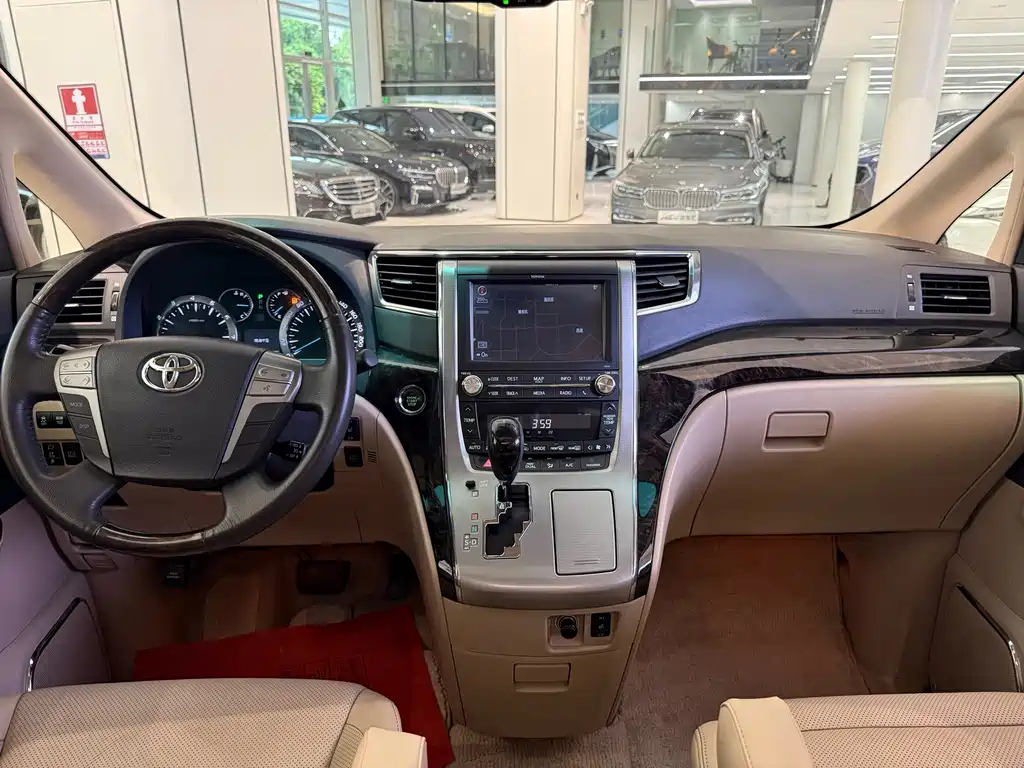 Toyota Alphard — миниатюра 12