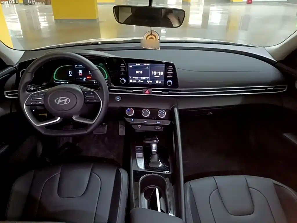Hyundai Elantra — миниатюра 10