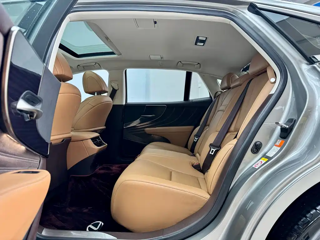 Lexus LS — миниатюра 8