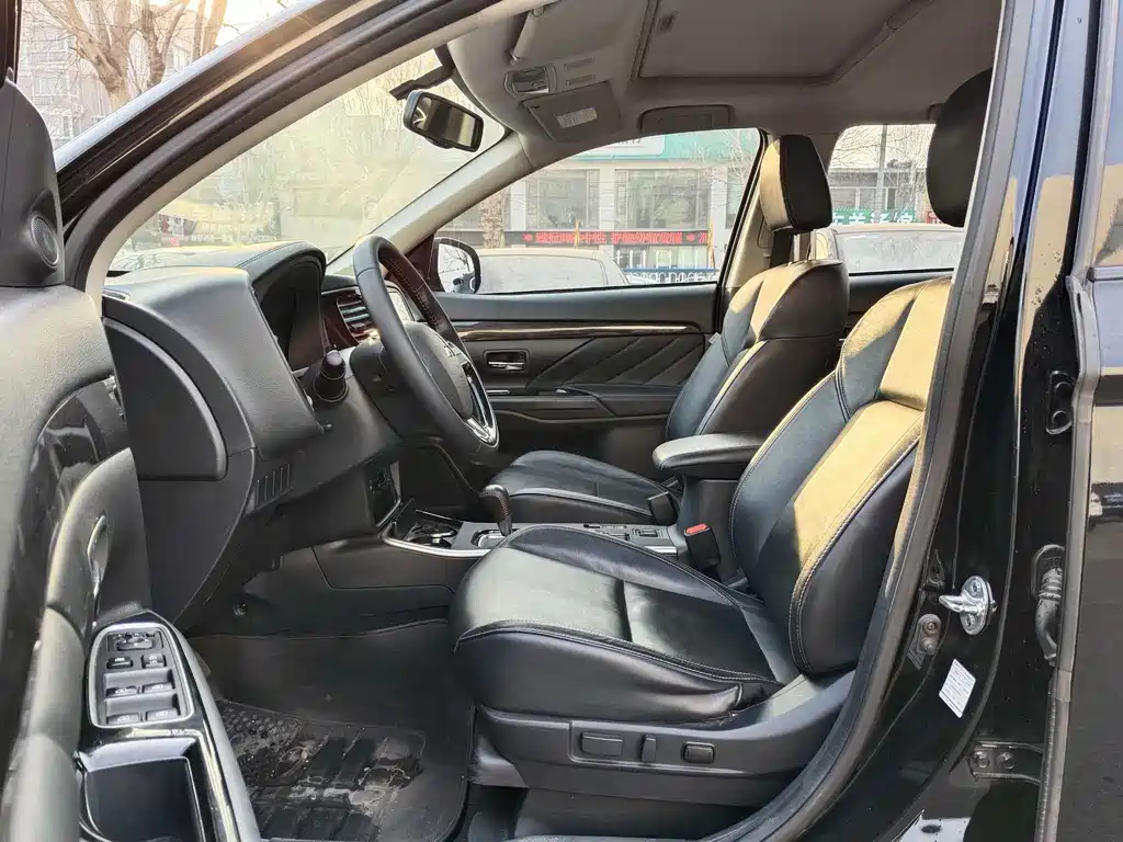 MITSUBISHI OUTLANDER