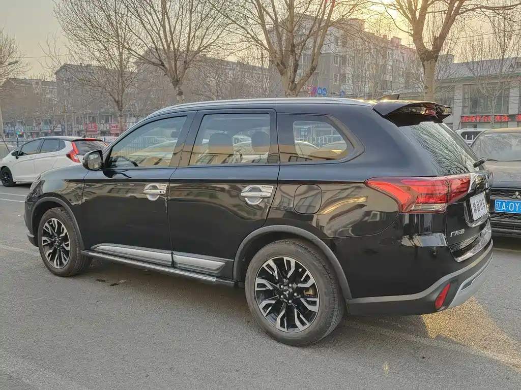 MITSUBISHI OUTLANDER