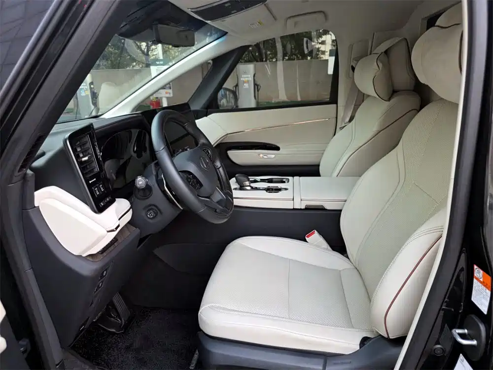 Lexus LM 2025 500h мест