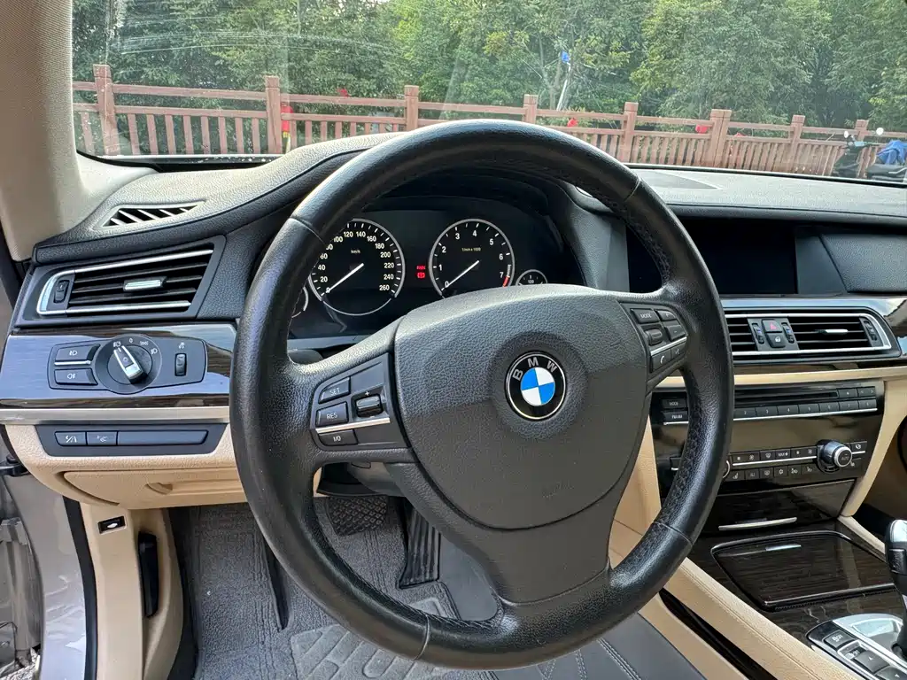 BMW 7 Series — миниатюра 11