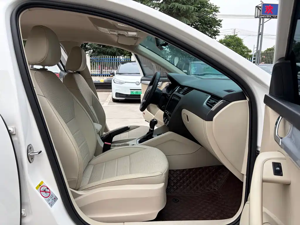 Skoda Octavia 2015 1.6L AT