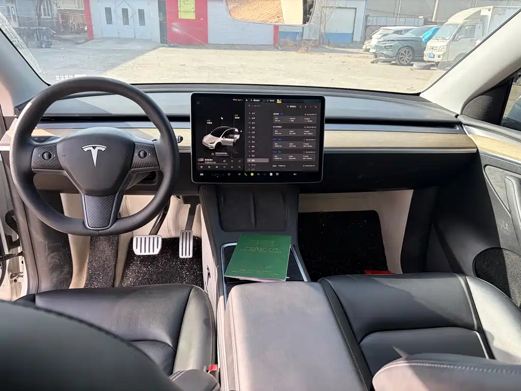 TESLA MODEL Y