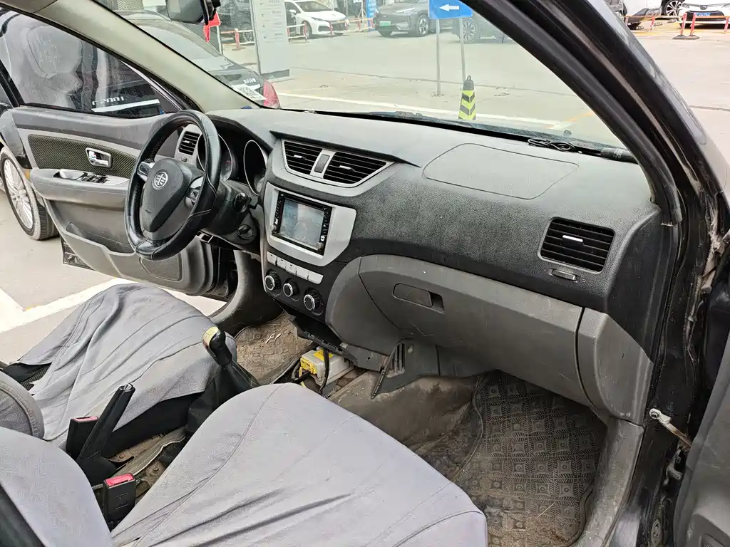 FAW S80 2011 1.5L MT 7 мест Elite