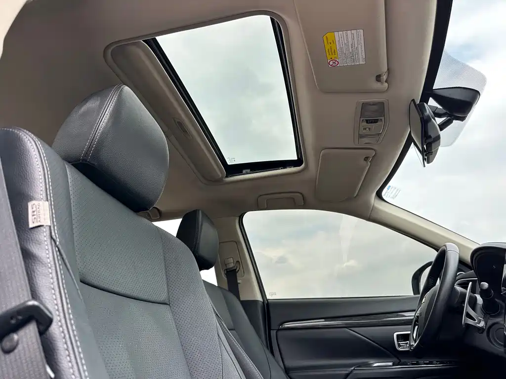 MITSUBISHI OUTLANDER