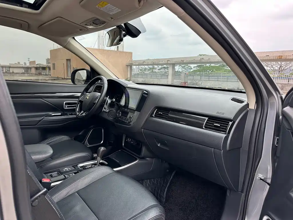 MITSUBISHI OUTLANDER