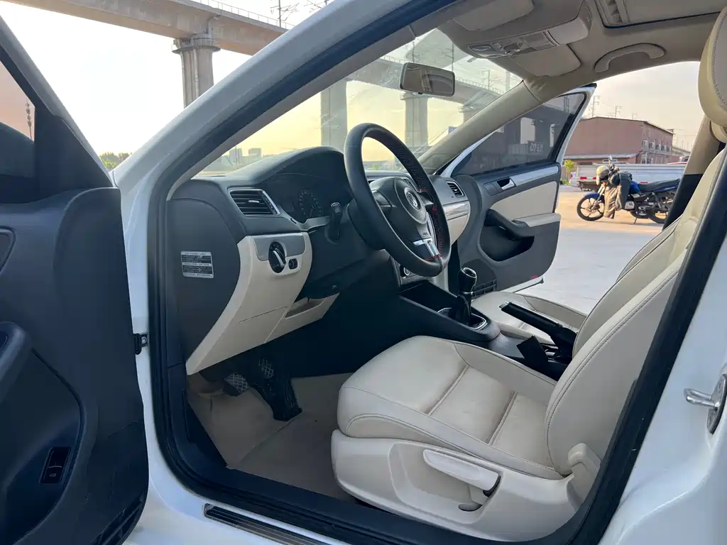 Volkswagen Sagitar 2014 1.6L MT Comfort