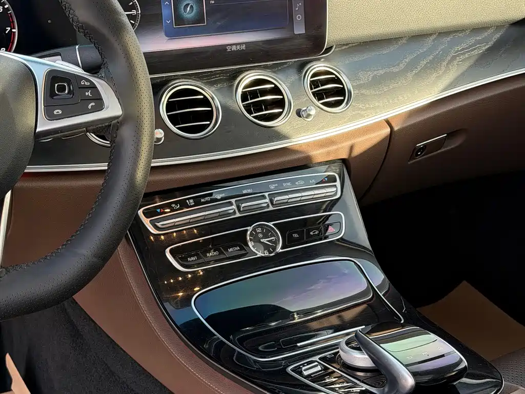 Mercedes-Benz E-Class — миниатюра 10