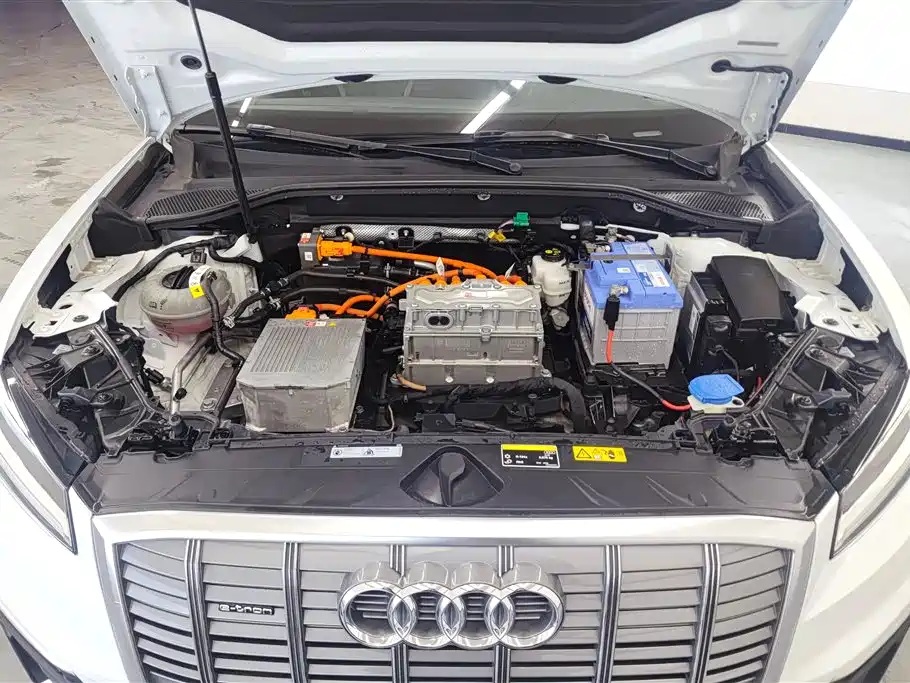 AUDI Q2L E TRON