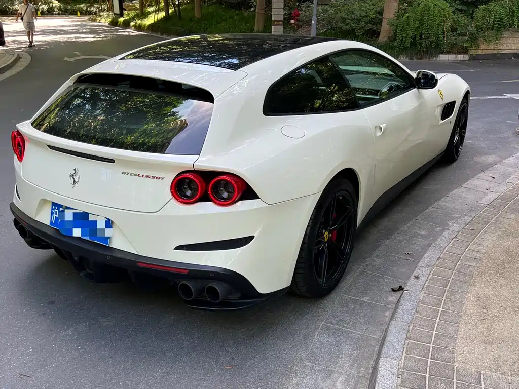 FERRARI GTC4LUSSO