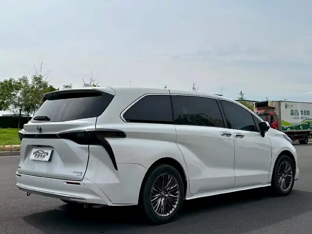 Toyota Sienna — миниатюра 9