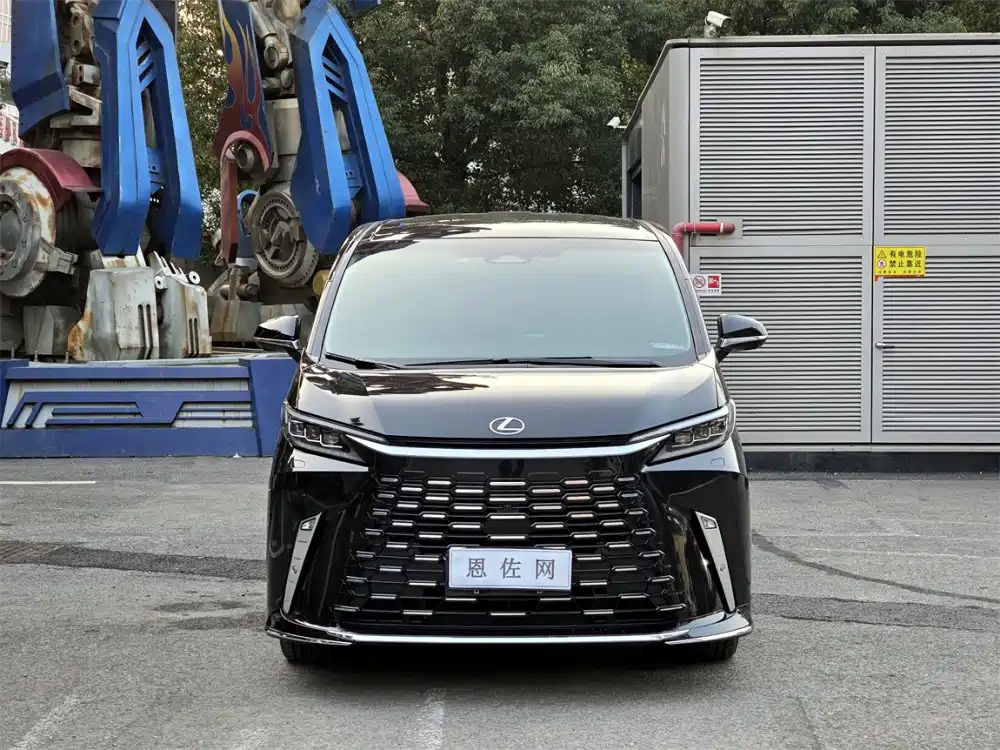 Lexus LM 2025 500h мест