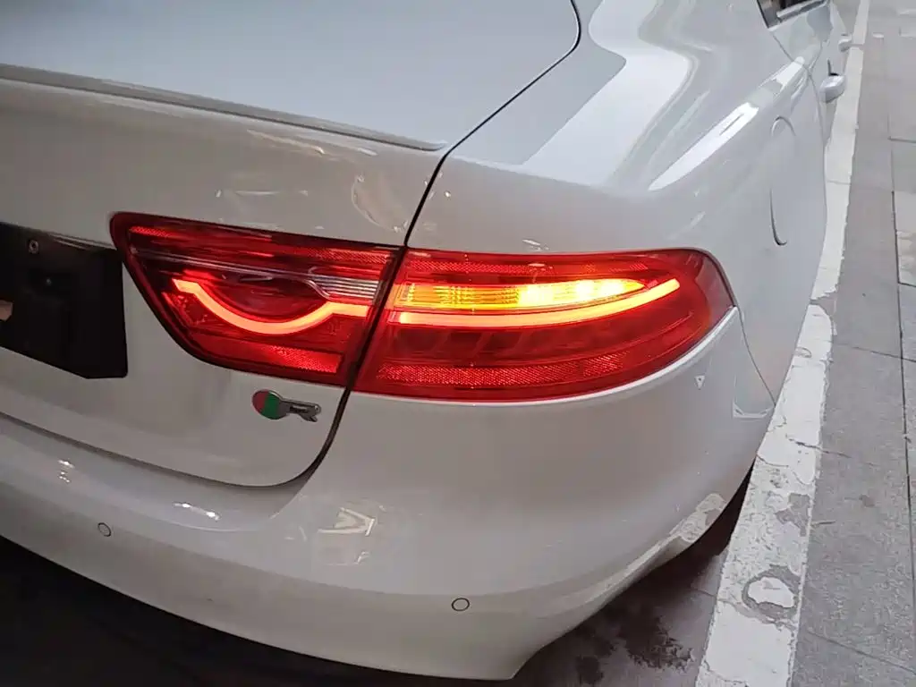 Jaguar XE — миниатюра 8