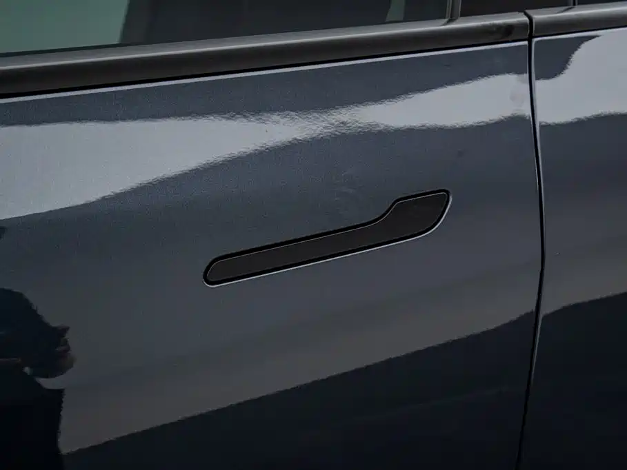Tesla Model Y — миниатюра 15