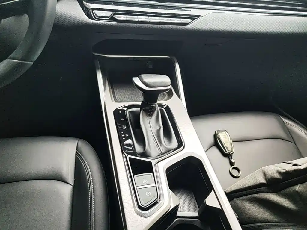 Geely Emgrand 2025 — фото 13