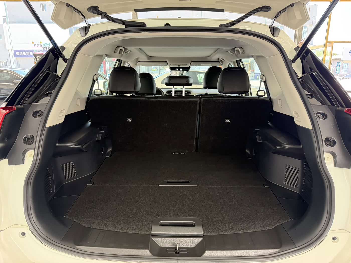 Nissan X-Trail 2.0 л 2024 г. Белый, пробег 6000 км