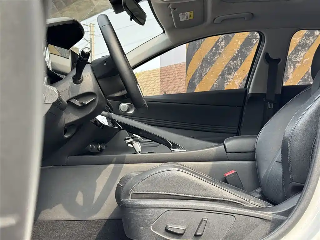 Hyundai Elantra 2022 1.5L CVT LUX Luxury