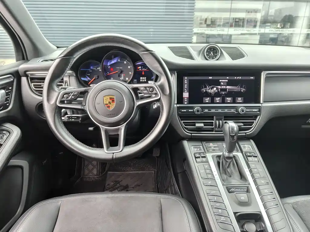 PORSCHE MACAN