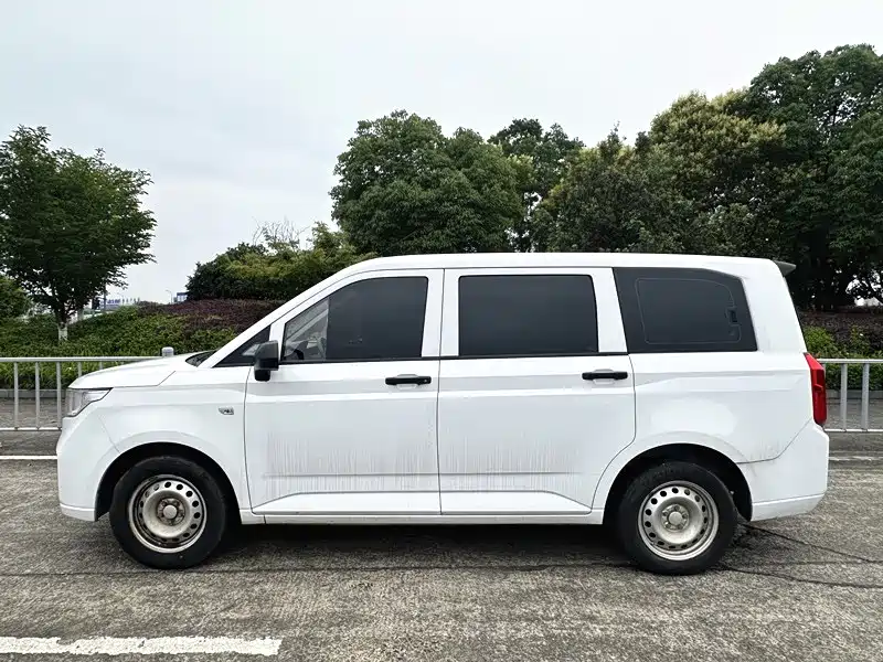 Wuling Hongguang Plus PLUS 2020 1.5L MT 5 мест