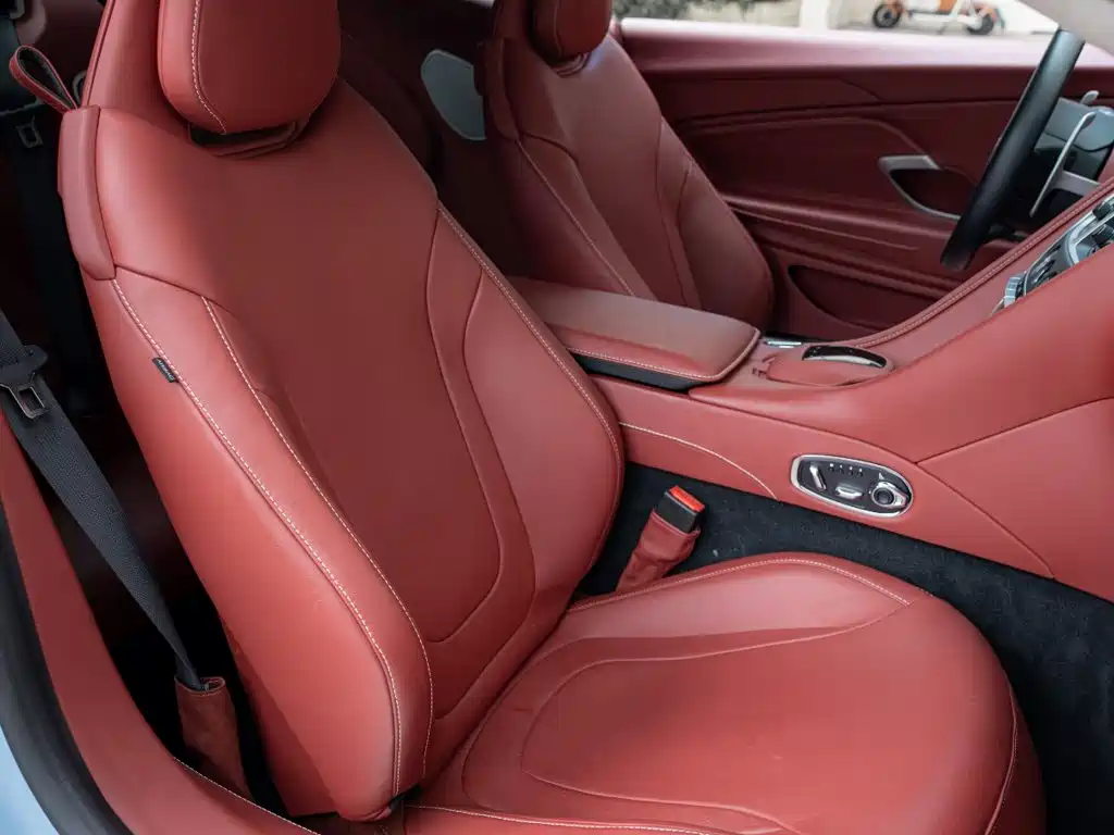 Aston Martin DB11 — миниатюра 16