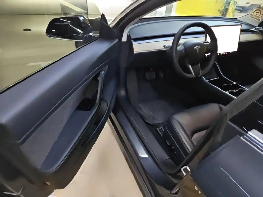 Tesla Model 3 — миниатюра 16