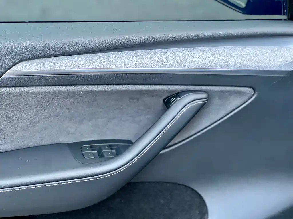 Tesla Model Y — миниатюра 21
