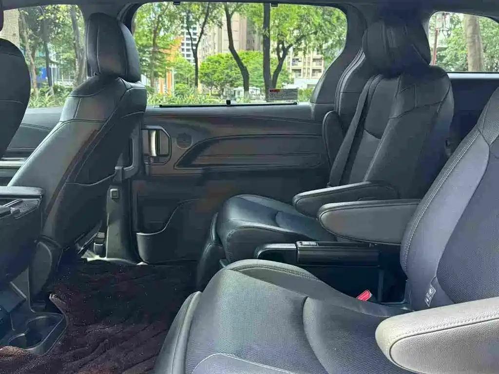 Toyota Sienna 2023 2.5L Luxury