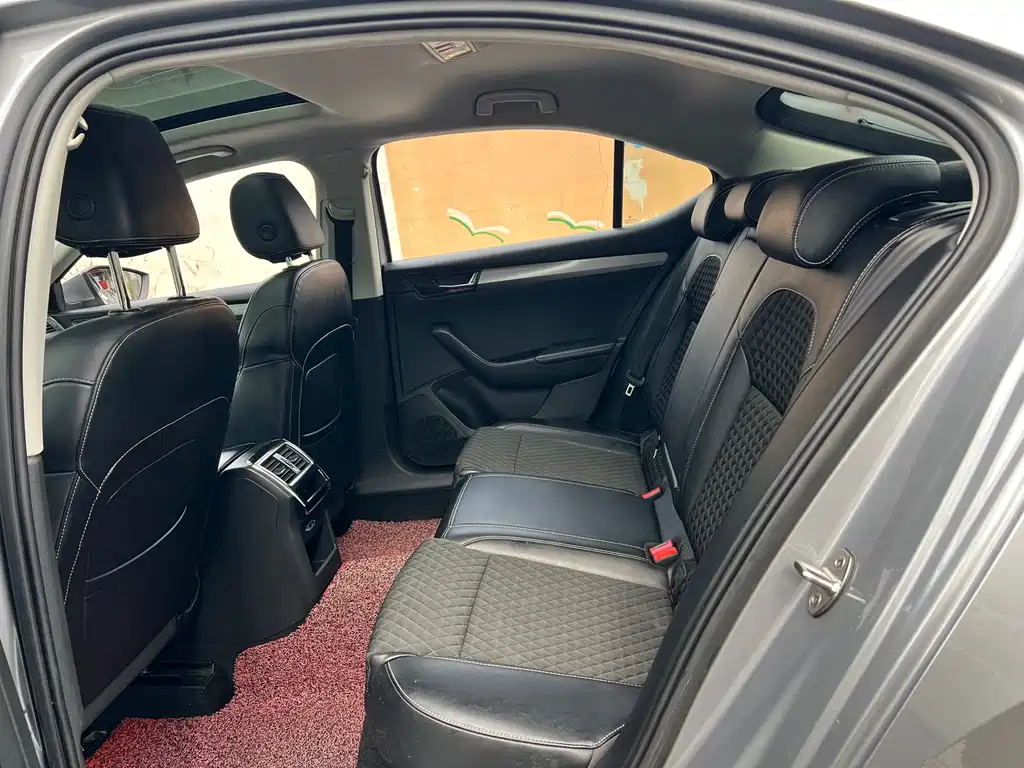 Skoda Superb — миниатюра 8