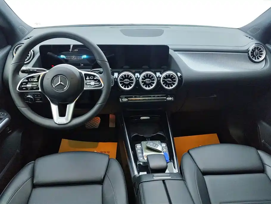 MERCEDES-BENZ GLA