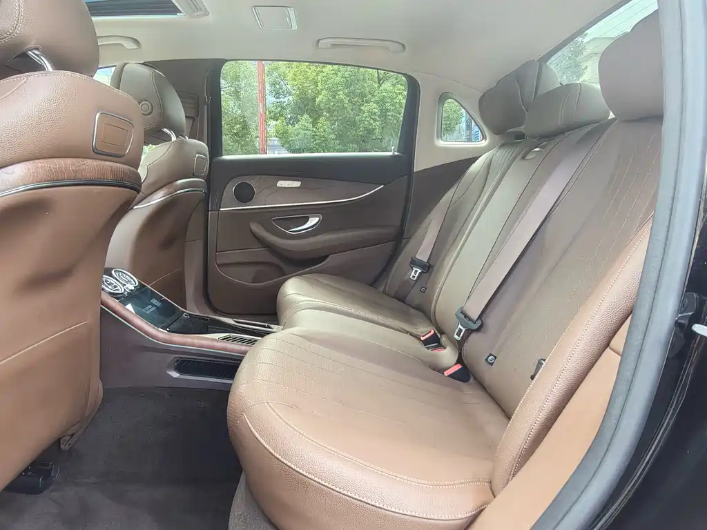 Mercedes-Benz E-Class — миниатюра 17