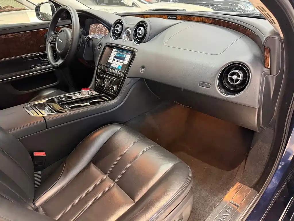 Jaguar XJ — миниатюра 20