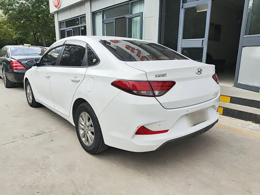 Hyundai Elantra — миниатюра 5