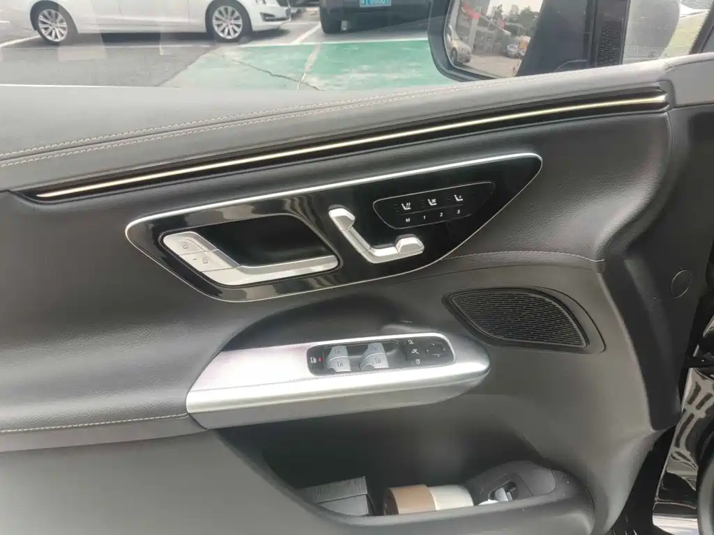 Mercedes-Benz EQE SUV — миниатюра 17