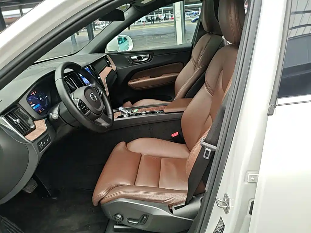 Volvo XC60 PHEV — миниатюра 15