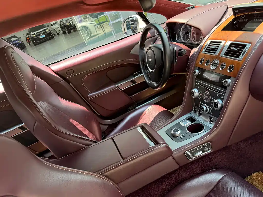 Aston Martin Rapide — миниатюра 6