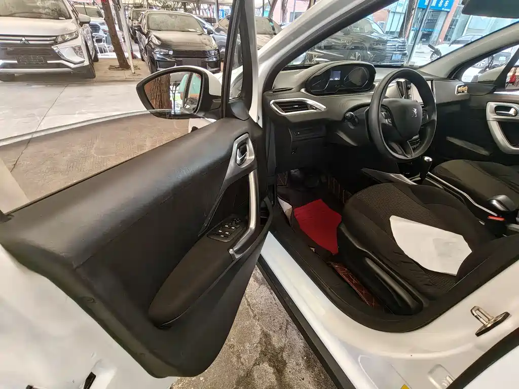 Peugeot 2008 2014 1.6L AT Fashion
