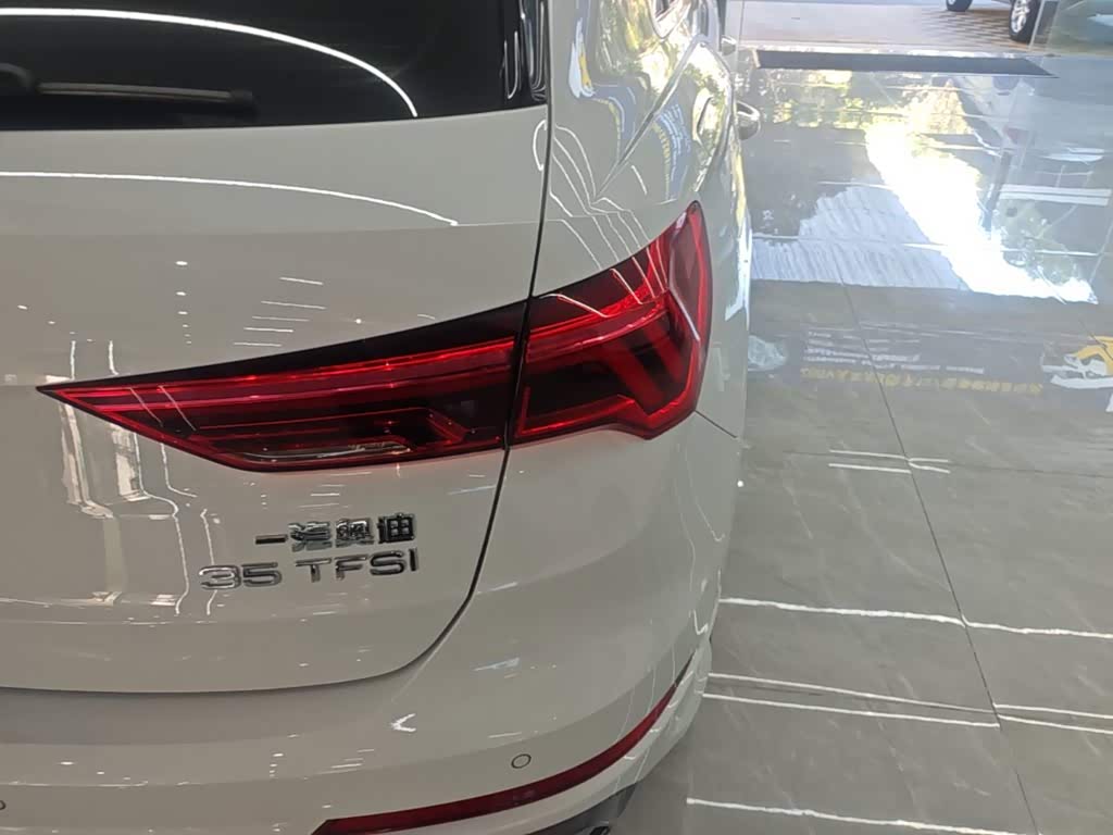 Audi Q3 1.4 л 2021 г. Белый, пробег 28500 км