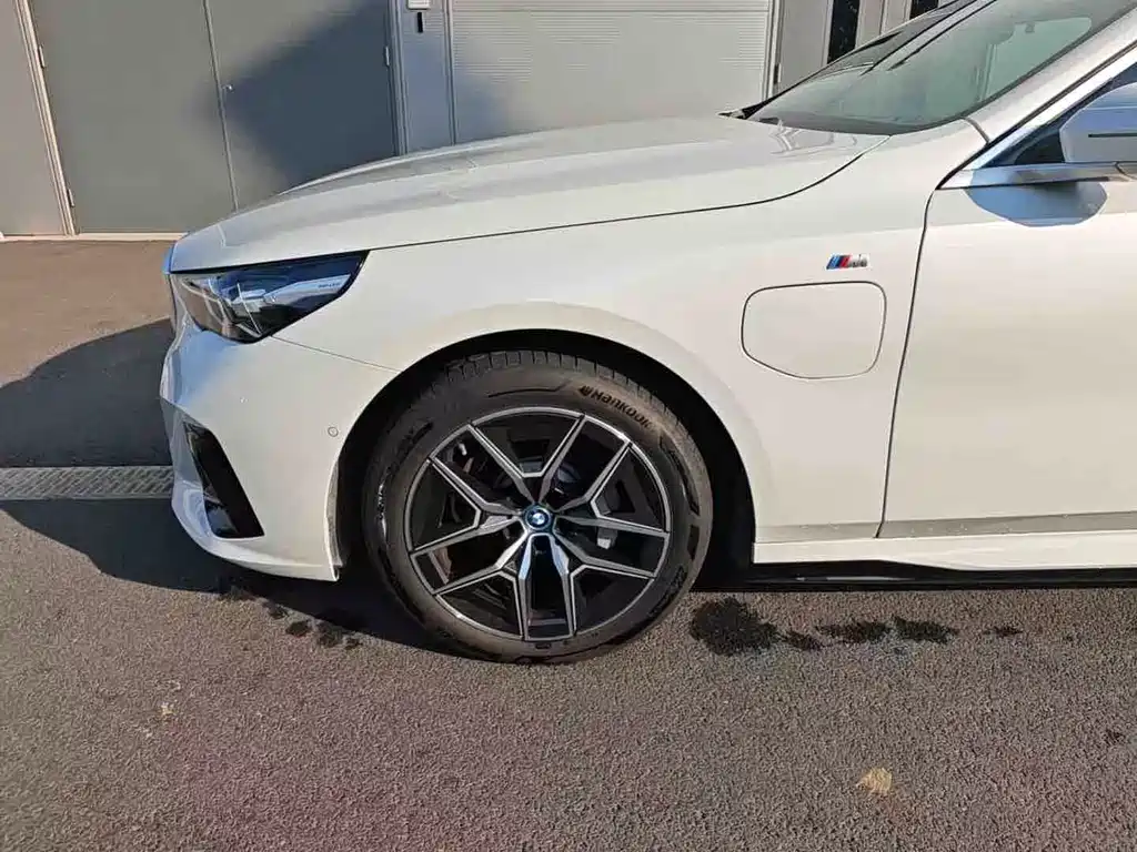 BMW i5 — миниатюра 6