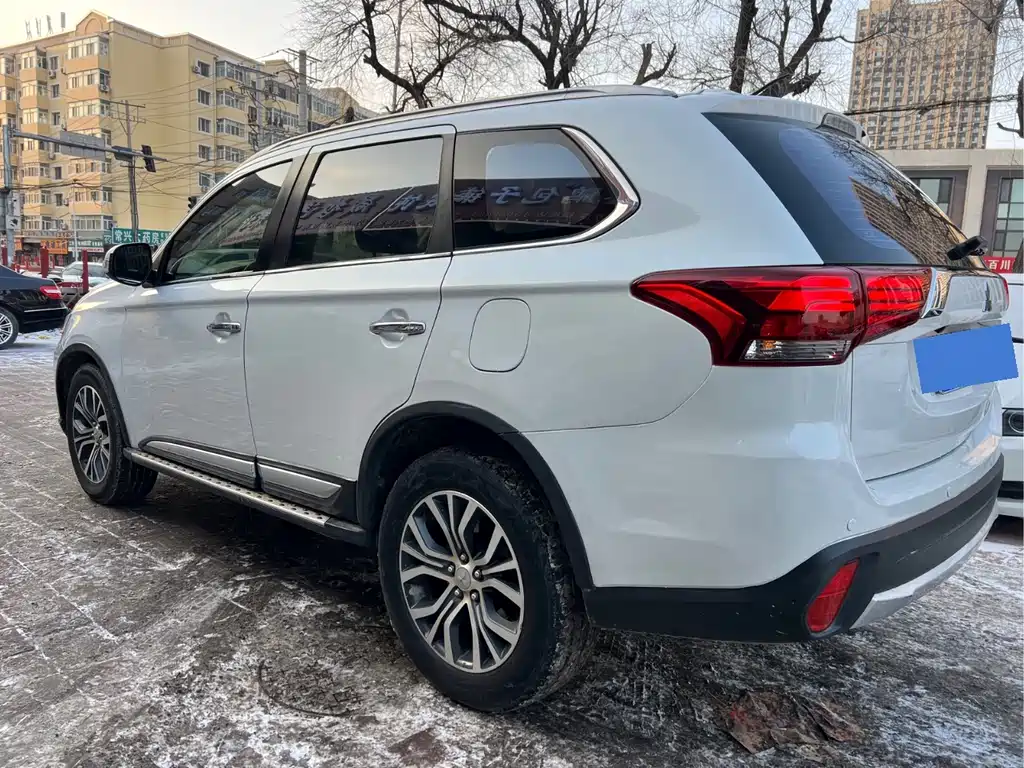 MITSUBISHI OUTLANDER