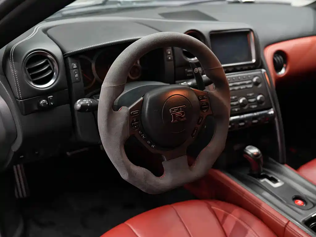 Nissan GT-R — миниатюра 5