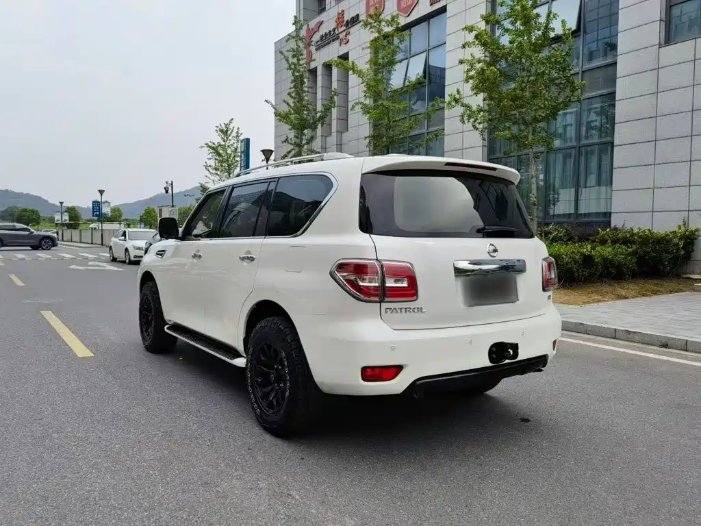 Nissan Patrol — миниатюра 10