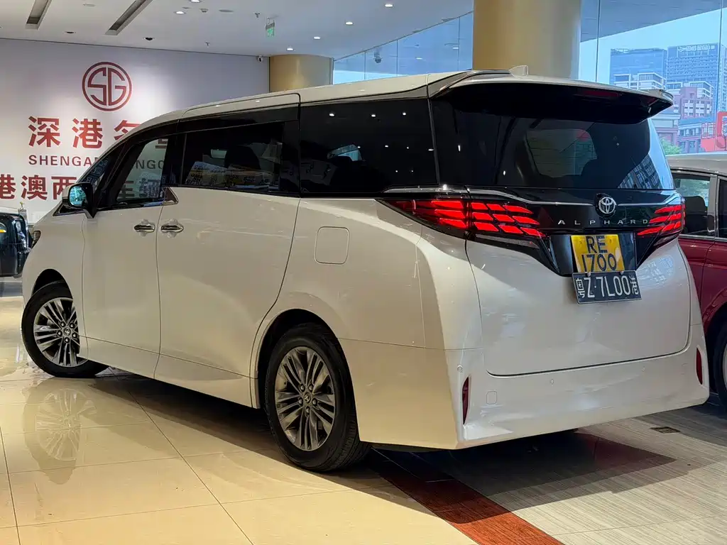 Toyota Alphard — миниатюра 6