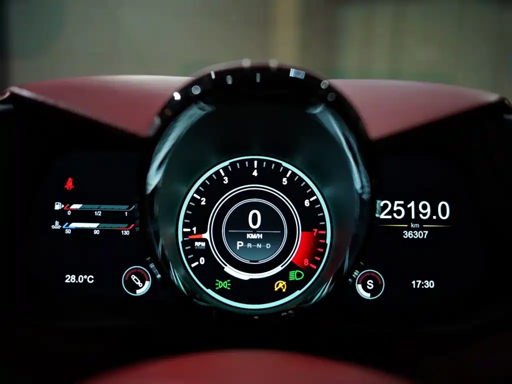 Aston Martin V8 Vantage — миниатюра 7