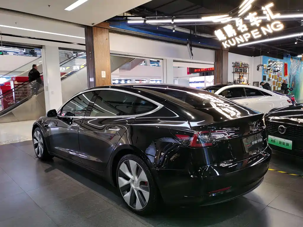 TESLA MODEL 3